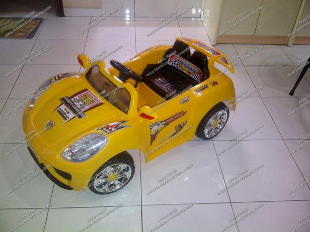 Mobil Aki Porsche Sport Kuning